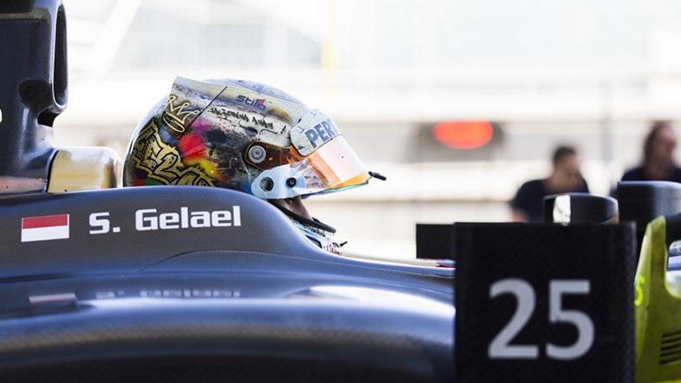 Sean Gelael menjajal mobil barunya di Sirkuit Yas Marina. - INDOSPORT